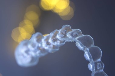 Görünmez diş köşeli ayracı