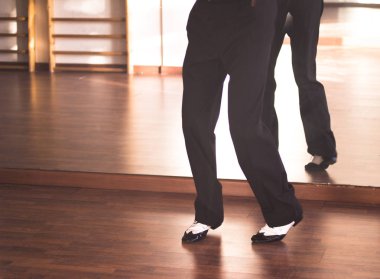 Balo salonu dans erkek dansçı