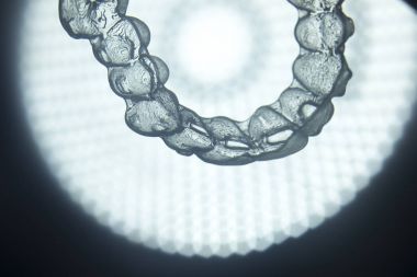 Görünmez diş aligner köşeli ayraç