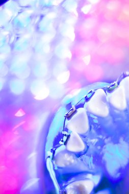 Diş diş köşeli metal