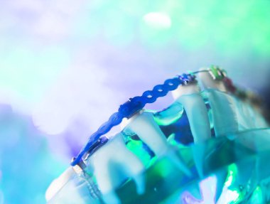 Diş diş köşeli metal