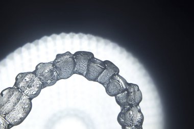 Görünmez diş aligner köşeli ayraç