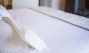 Lüks otel yatak odası yatak