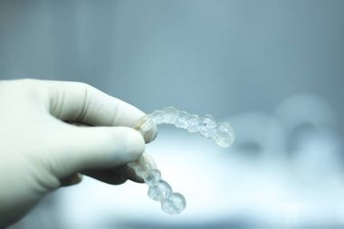 Görünmez diş aligners parantez