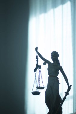 Avukatlar Hukuk Adalet heykeli