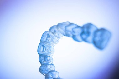 Görünmez diş aligner köşeli ayraç