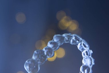 Görünmez diş köşeli ayracı