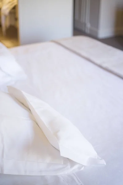 高級ホテルのベッド — ストック写真