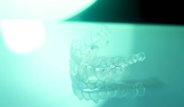 Невидимі ортодонтичні кронштейни — стокове фото