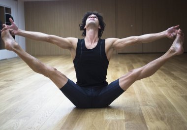 Adam yoga öğretmeni içinde jimnastik salonu