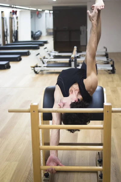 Adam pilates öğretmen içinde jimnastik salonu — Stok fotoğraf