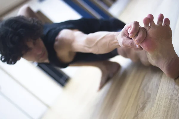 Nauczyciel jogi człowieka w siłowni — Zdjęcie stockowe