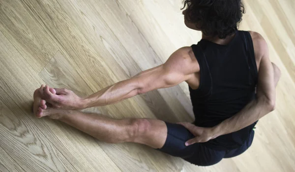 Mann Yogalehrer in Turnhalle — Stockfoto