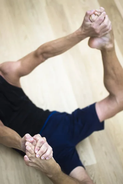 Homem professor de ioga no ginásio — Fotografia de Stock