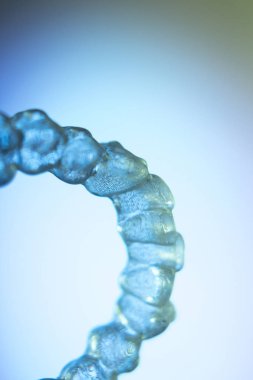 Görünmez diş aligner köşeli ayraç