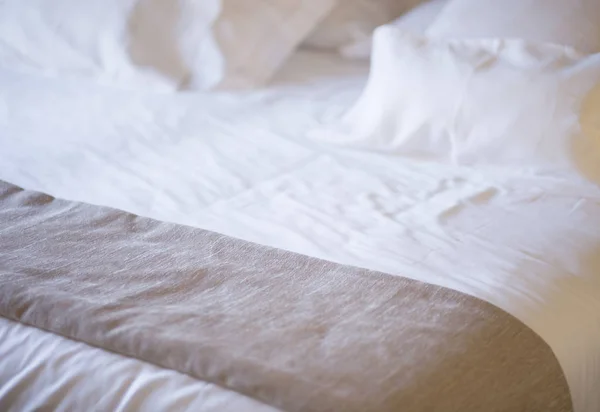 Luxury hotel bedroom bed — Stock Photo, Image