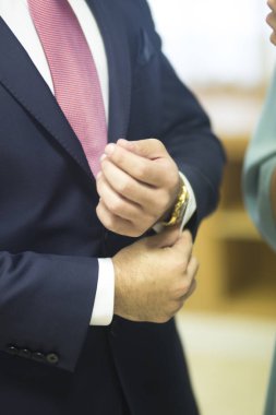 Sivil düğün takım elbiseli damat