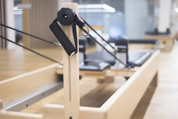 Reformador pilates studio machine — Fotografia de Stock