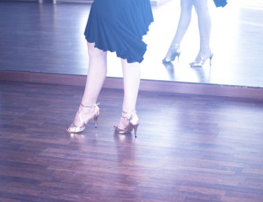 Balo salonu kadın dansçı ve prova dans stüdyosu okulda öğretmen.