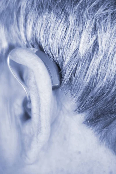 高齢者老人の耳にモダンな補聴器 — ストック写真