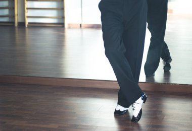 Balo salonu dans erkek dansçı