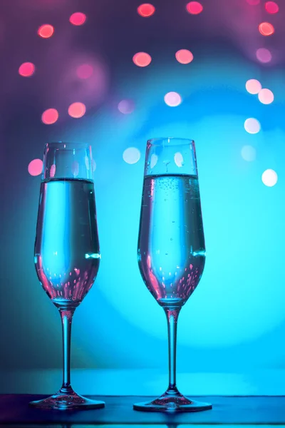 Bicchieri di champagne in discoteca party bar — Foto Stock