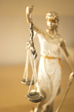 Avukatlar Hukuk Adalet heykeli