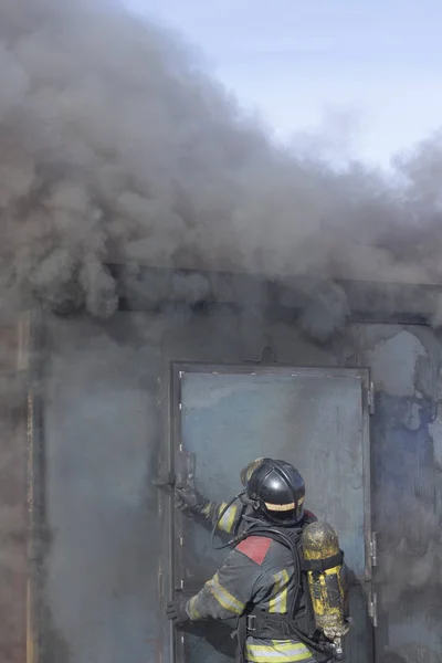 Тренировка пожарных — стоковое фото