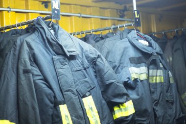 İtfaiyeciler Tekdüzen istasyonu ekipmanları