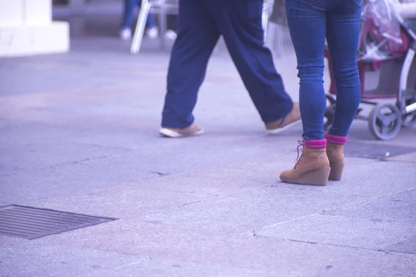 Människor vandrande trottoaren trottoaren — Stockfoto