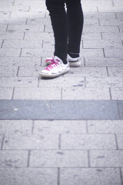 Människor vandrande trottoaren trottoaren — Stockfoto