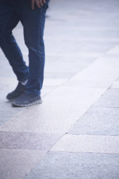 Människor vandrande trottoaren trottoaren — Stockfoto