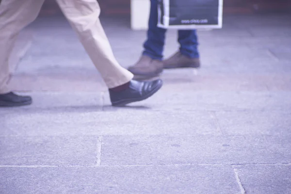 Människor vandrande trottoaren trottoaren — Stockfoto