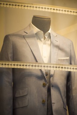 Takım elbise ölçmek için yapılan terziler