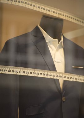 Takım elbise ölçmek için yapılan terziler