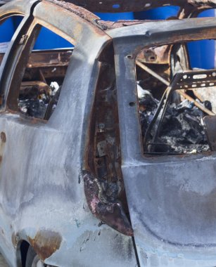 Yanmış araba kazasında enkaz