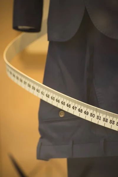 Alfaiates feitos para medir o terno — Fotografia de Stock