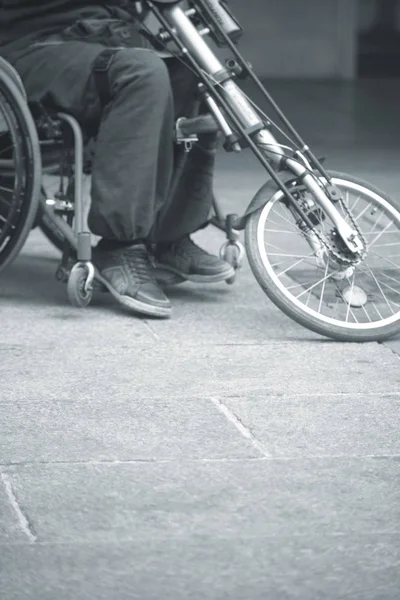 Mann im Rollstuhl auf Gehweg — Stockfoto