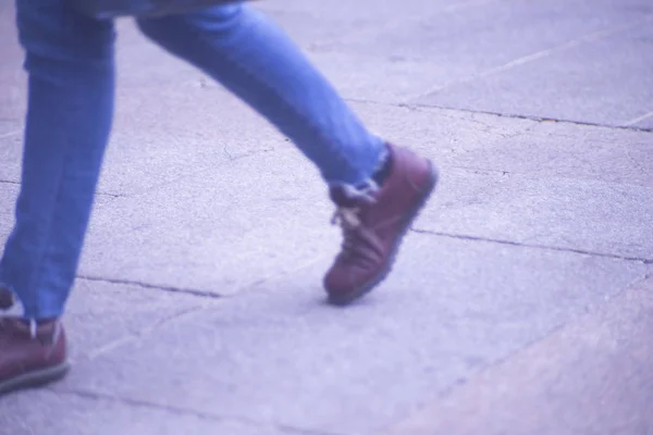Persone che camminano marciapiede marciapiede — Foto Stock