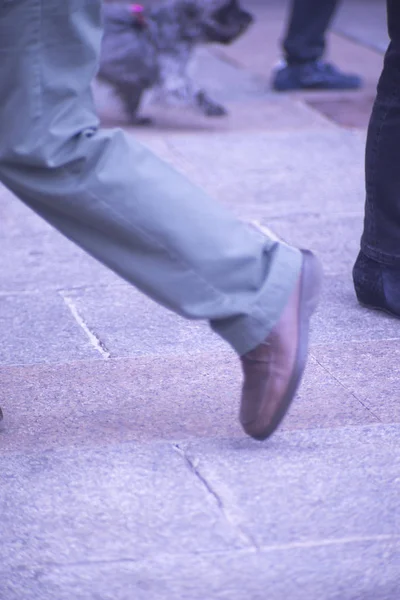 Människor vandrande trottoaren trottoaren — Stockfoto