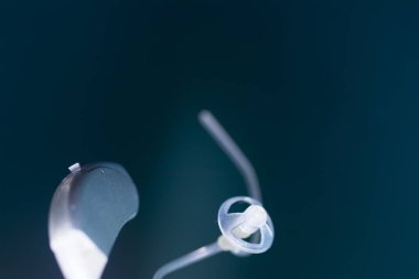 İşitme cihazı yakın çekim izole