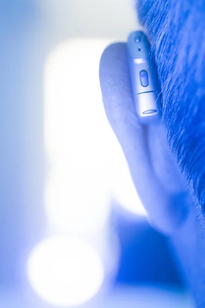 Άνθρωπος με ακουστικό βαρηκοΐας — Φωτογραφία Αρχείου