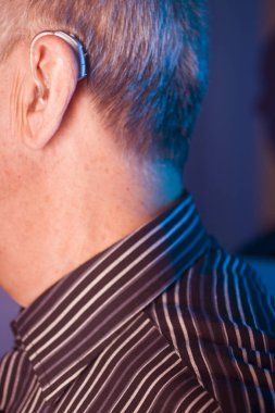 işitme cihazı takan adam