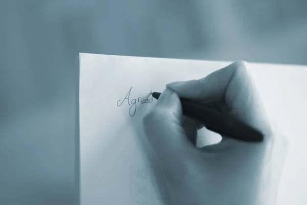 Junge Frau schreibt auf Papier — Stockfoto