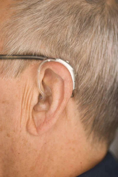 Mann mit Hörgerät — Stockfoto