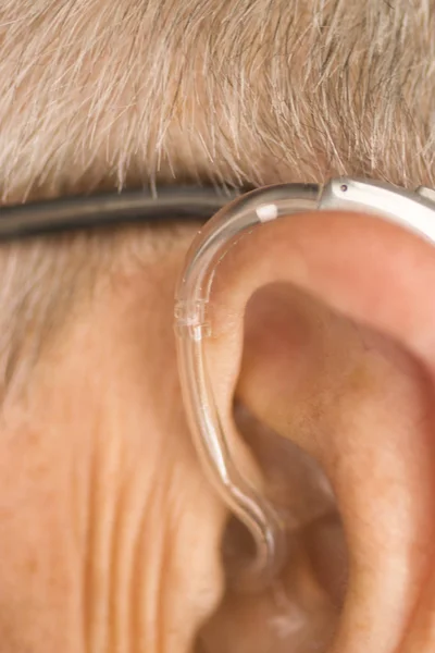Άνθρωπος με ακουστικό βαρηκοΐας — Φωτογραφία Αρχείου