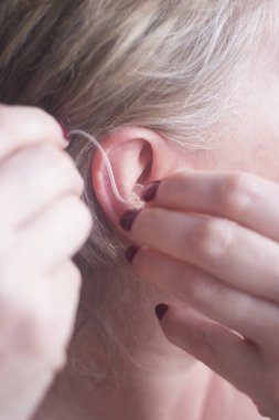 Sağır işitme cihazı