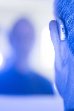 işitme cihazı takan adam