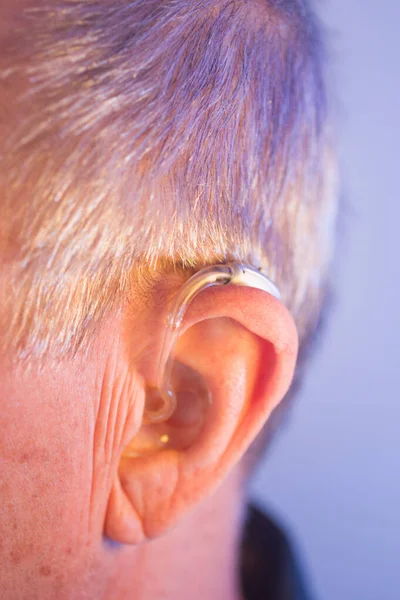 補聴器を持つ男 — ストック写真