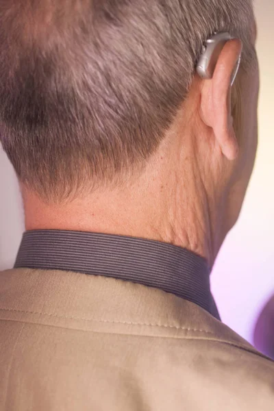 Homme avec prothèse auditive — Photo